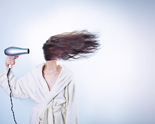Czy myć włosy przed olejowaniem?