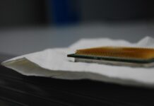 Czy można sobie uszkodzić ucho patyczkiem?