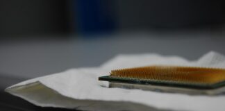 Czy można sobie uszkodzić ucho patyczkiem?