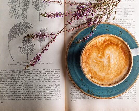 Co jest lepsze pod oczy krem czy serum?