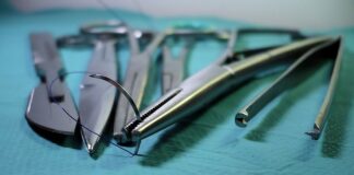 Czym się różni pęseta anatomiczna od chirurgicznej?