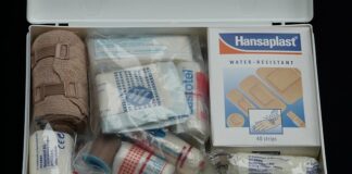 Jak spakować podpaski do samolotu?