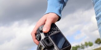 Co to znaczy jak strzela w uchu?