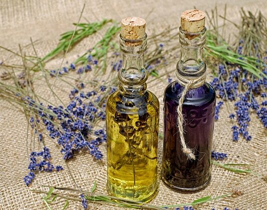 Czym się różni olejek od oleju rycynowego?